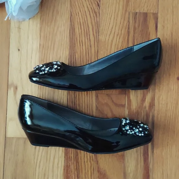 Adrienne Vittadini Palm Beach Black Patent Wedges w/ Rhinestone Details Size 6 - Picture 4 of 16